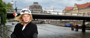 Inga Humpe, hier in Berlin Mitte an der Spree, an den Plattenbauten an der Tucholskystraße bzw. am Uferweg der Spree. 