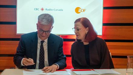 ZDF-Intendant Thomas Bellut und Catherine Tait, Präsidentin und CEO von CBC/Radio Canada, unterzeichnen das Partnerschaftsabkommen.