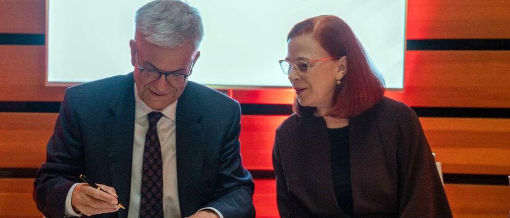 ZDF-Intendant Thomas Bellut und Catherine Tait, Präsidentin und CEO von CBC/Radio Canada, unterzeichnen das Partnerschaftsabkommen.