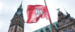 Am Sonntag wird in Hamburg gewählt. Die Flagge vor dem Rathaus hängt derzeit wegen des Anschlags in Hanaus allerdings auf Halbmast.