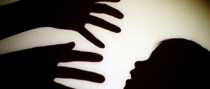 Im August 2019 soll der Angeklagte einen Jungen und ein Mädchen sexuell belästigt haben. 