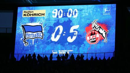 Trübe Ansicht aus Berliner Sicht. Die Anzeigetafel im Olympiastadion.