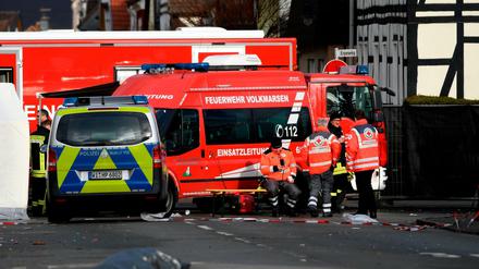 Volkmarsen-Karneval 2020: Fahrzeuge von Polizei und Feuerwehr stehen am Tatort.