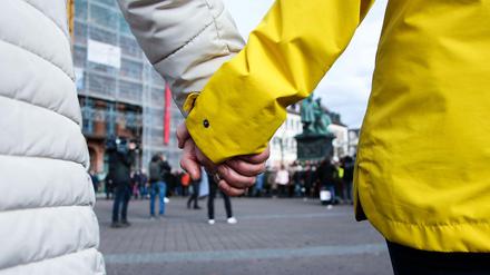 Bei einer Gedenkfeiern trauern die Versammelten um die Todesopfer des rechtsradikalen Terroranschlags in Hanau. 