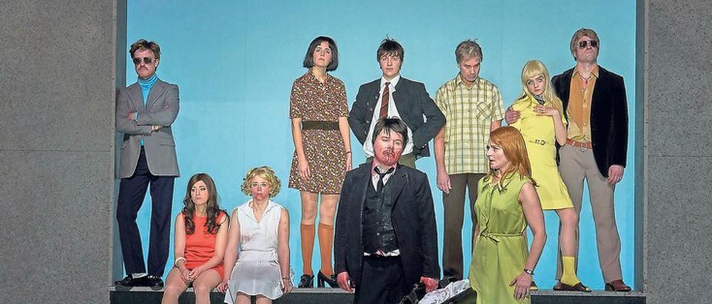 Fassbinders Vorstadttheater. Die „Katzelmacher“-Truppe am BE. Regie führte Michael Thalheimer, Bühne und Kostüme entwarf Nehle Balkhausen. 