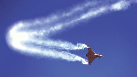 Ein Eurofighter dreht Runden bei einer Luftfahrtschau.
