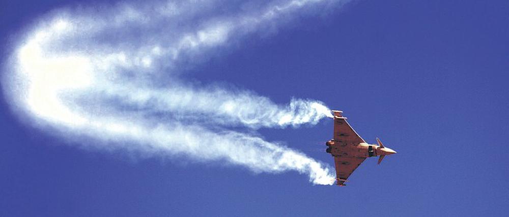 Ein Eurofighter dreht Runden bei einer Luftfahrtschau.