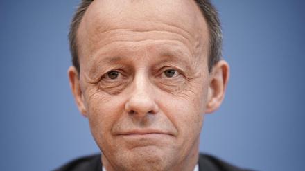 Friedrich Merz (CDU) spricht auf einer Pressekonferenz zu einer möglichen Kandidatur für den CDU-Vorsitz. 