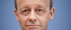 Friedrich Merz (CDU) spricht auf einer Pressekonferenz zu einer möglichen Kandidatur für den CDU-Vorsitz. 