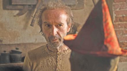 Der Tischler und sein Holzbengel. Geppetto (Roberto Benigni) mustert Pinocchio (Federico Ielapi). Als er die Puppe fragt, ob sie ihn hören könne, schaut sie ihn an und antwortet: „Papa!“.