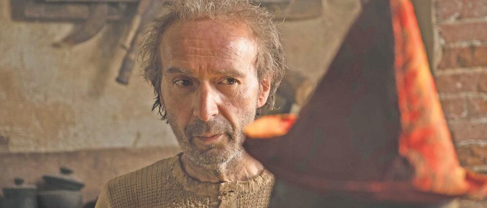 Der Tischler und sein Holzbengel. Geppetto (Roberto Benigni) mustert Pinocchio (Federico Ielapi). Als er die Puppe fragt, ob sie ihn hören könne, schaut sie ihn an und antwortet: „Papa!“.