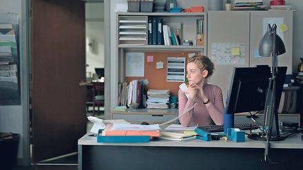Erniedrigend. Julia Garner spielt Jane, die im Büro in ein Netz aus Abhängigkeit und Missbrauch verstrickt ist. 