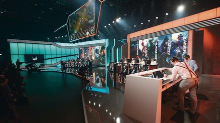 Digitale Leibesübungen. Berlin entwickelt sich zu einem der wichtigsten Veranstaltungsorte. Das Start-up G2 – oben im Bild bei einem Wettkampf in einem Studio in Adlershof – gehört mit seinen Teams zu den erfolgreichsten E-Sport-Firmen der Welt. 