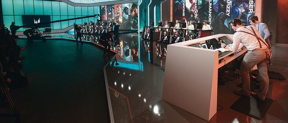 Digitale Leibesübungen. Berlin entwickelt sich zu einem der wichtigsten Veranstaltungsorte. Das Start-up G2 – oben im Bild bei einem Wettkampf in einem Studio in Adlershof – gehört mit seinen Teams zu den erfolgreichsten E-Sport-Firmen der Welt. 