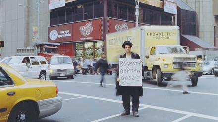 Schlingensief fordert in New York zum Boykott deutscher Waren auf.