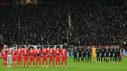 Schweigen für Hanau. Frankfurter und Salzburger Spieler gedenken der Opfer des Anschlags von Hanau.