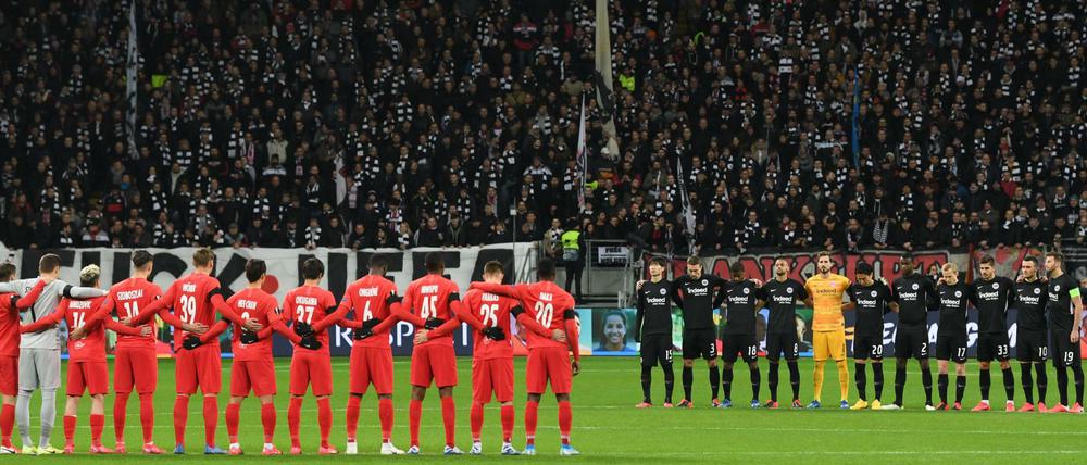 Schweigen für Hanau. Frankfurter und Salzburger Spieler gedenken der Opfer des Anschlags von Hanau.
