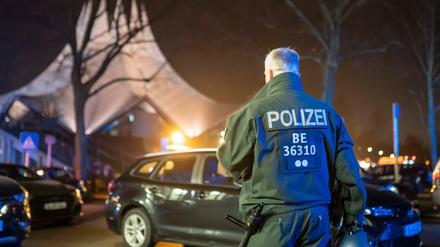 Ermittler untersuchen die Hintergründe der Schießerei vor dem Tempodrom.