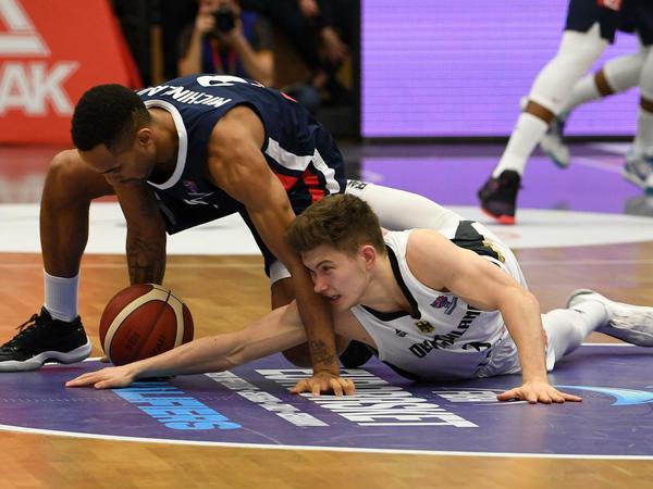 Bissig: Bennet Hundt (rechts) gab gegen Frankreich sein Länderspieldebüt.