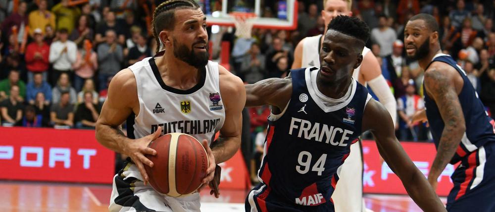 Auf dem Weg: Der frühere Berliner Joshiko Saibou (links) erzielte gegen Frankreich 19 Punkte.