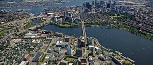 In Cambridge (im Vordergrund), einem Vorort von Boston (im Hintergrund), hat sich um Harvard University und Massachusetts Institute of Technology herum der weltweit wichtigste Biomedizin-Hub entwickelt. 