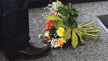 Sag’s mit Blumen. Die Fraktionschefin der Linkspartei im Thüringer Landtag, Susanne Hennig-Wellsow, hat FDP-Politiker Thomas Kemmerich am 5. Februar auf ihre Weise zu seiner Wahl zum Ministerpräsidenten „gratuliert“. 