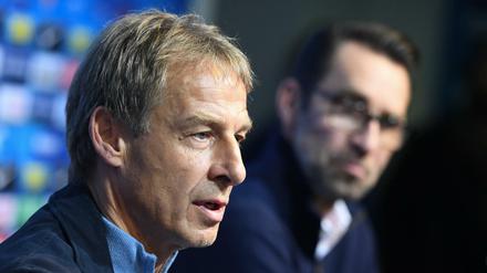 Die zwei werden keine Freunde mehr. Jürgen Klinsmann (links) kritisiert Herthas Manager Michael Preetz erneut scharf.
