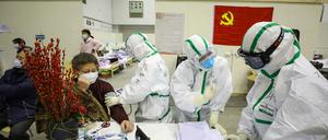 Medizinisches Personal betreut Patienten mit Symptomen des Coronavirus in einem provisorischen Krankenhaus in Wuhan.