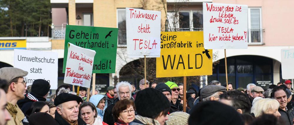 Menschen demonstrieren in Erkner gegen die Ansiedlung des US-amerikanischen Elektroautobauers Tesla in Grünheide.