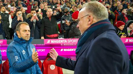 Die Hand drauf. Vorstandschef Karl-Heinz Rummenigge (rechts) und Hansi Flick werden wohl noch länger zusammenarbeiten. 