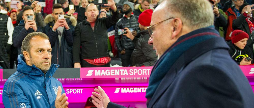 Die Hand drauf. Vorstandschef Karl-Heinz Rummenigge (rechts) und Hansi Flick werden wohl noch länger zusammenarbeiten. 