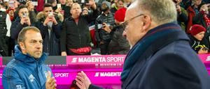 Die Hand drauf. Vorstandschef Karl-Heinz Rummenigge (rechts) und Hansi Flick werden wohl noch länger zusammenarbeiten. 