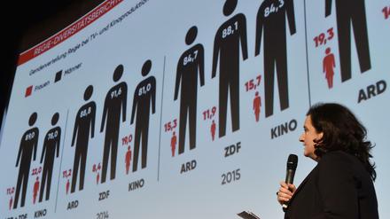 Regisseurin Barbara Rohm spricht im Kino Kosmos vor einer Grafik.