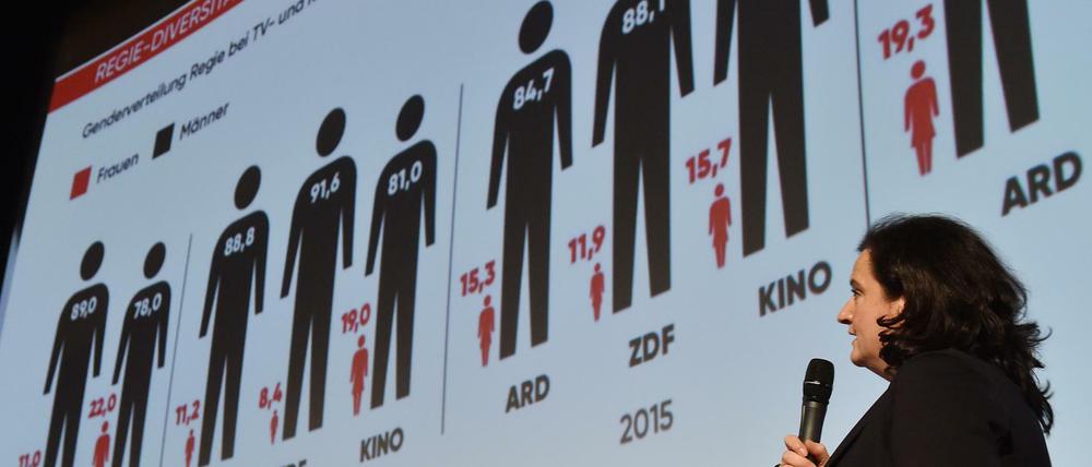Regisseurin Barbara Rohm spricht im Kino Kosmos vor einer Grafik.