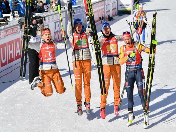 Großer Sprung: Karolin Horchler, Vanessa Hinz, Franziska Preuß und Denise Herrmann (von links nach rechts) freuen sich über Staffel-Silber.