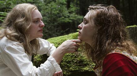 Gefährliche Nähe. Die jung verheiratete Rose (Odessa Young) soll sich um die Horror-Schriftstellerin Shirley Jackson (Elisabeth Moss, r.) kümmern. 