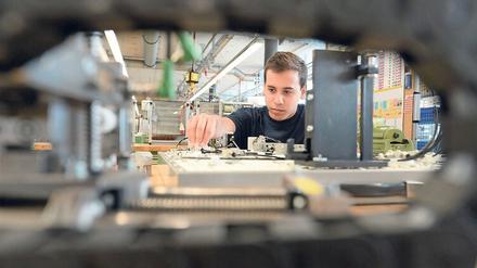 Erheblicher Mangel. Deutschen Unternehmen fehlen vor allem Elektrotechniker, Metallbauer, Mechatroniker und Informatiker. 