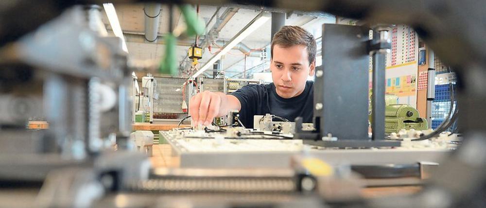 Erheblicher Mangel. Deutschen Unternehmen fehlen vor allem Elektrotechniker, Metallbauer, Mechatroniker und Informatiker. 