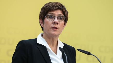 Annegret Kramp-Karrenbauer regelt ihre Nachfolge.