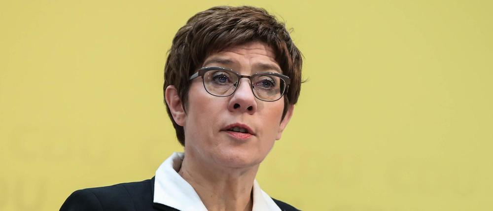 Annegret Kramp-Karrenbauer regelt ihre Nachfolge.