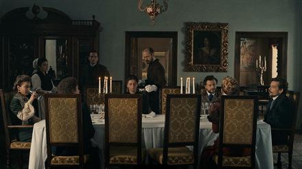 Im Herrenhaus von Nikolai (Frédéric Schulz-Richard, rechts) parliert man über Krieg und Religion. 