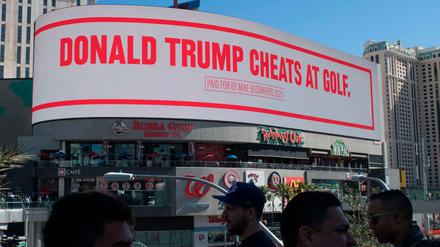 Bezahlt von Michael Bloomberg für 2020: das Plakat hängt nur wenige Meter von Trumps Hotel.