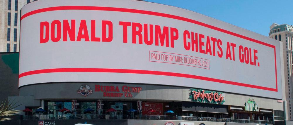 Bezahlt von Michael Bloomberg für 2020: das Plakat hängt nur wenige Meter von Trumps Hotel.