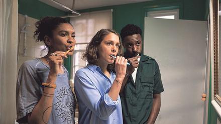 Wohngemeinschaft im Badezimmerspiegel: Gemma (Thalissa Teixeira), Ray (Ariane Labed) und Kieran (Gary Carr, v. l.). 