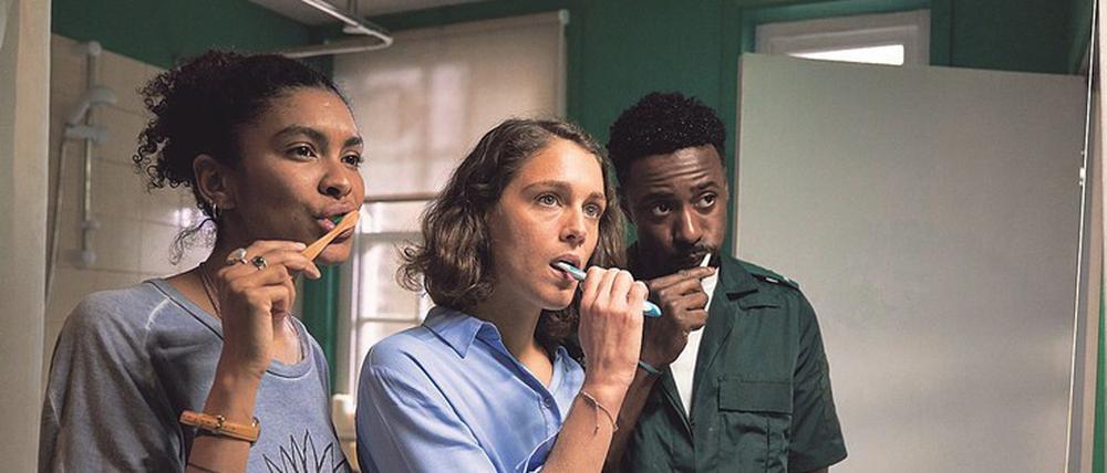 Wohngemeinschaft im Badezimmerspiegel: Gemma (Thalissa Teixeira), Ray (Ariane Labed) und Kieran (Gary Carr, v. l.).