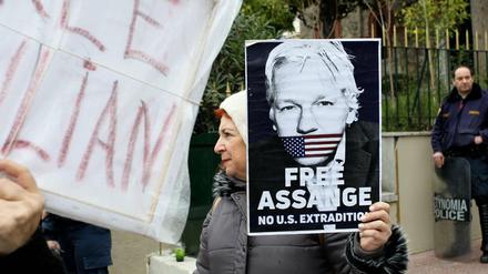 Mehrere hundert Menschen haben in London für die Freilassung von Julian Assange demonstriert. 