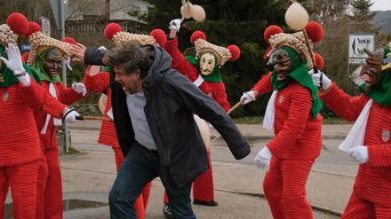 Da kommt selbst Kommissar Berg (Hans-Jochen Wagner) in Bedrängnis: Die Narren dreschen mit Schweineblasen auf die Besucher der Fasnet ein.