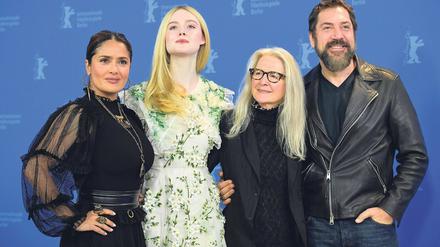 Spanisch ist die Sprache der Poesie. Die Schauspielerinnen Salma Hayek und Elle Fanning mit Regisseurin Sally Potter und Schauspieler Javier Bardem am Potsdamer Platz. 