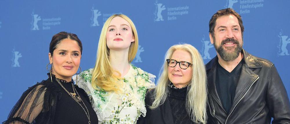 Spanisch ist die Sprache der Poesie. Die Schauspielerinnen Salma Hayek und Elle Fanning mit Regisseurin Sally Potter und Schauspieler Javier Bardem am Potsdamer Platz. 