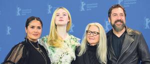 Spanisch ist die Sprache der Poesie. Die Schauspielerinnen Salma Hayek und Elle Fanning mit Regisseurin Sally Potter und Schauspieler Javier Bardem am Potsdamer Platz. 